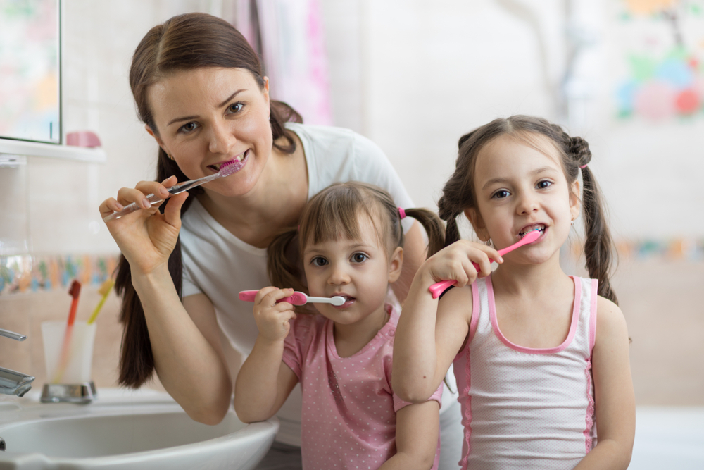Cách đánh răng đúng cách cho trẻ