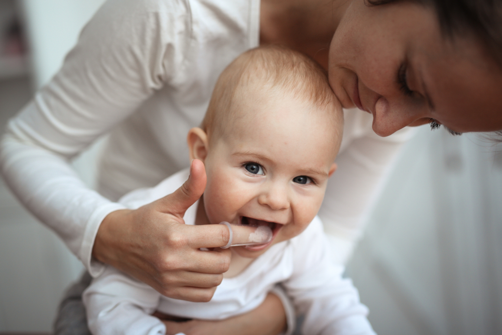 Cách vệ sinh răng miệng cho trẻ từ 0-6 tháng tuổi