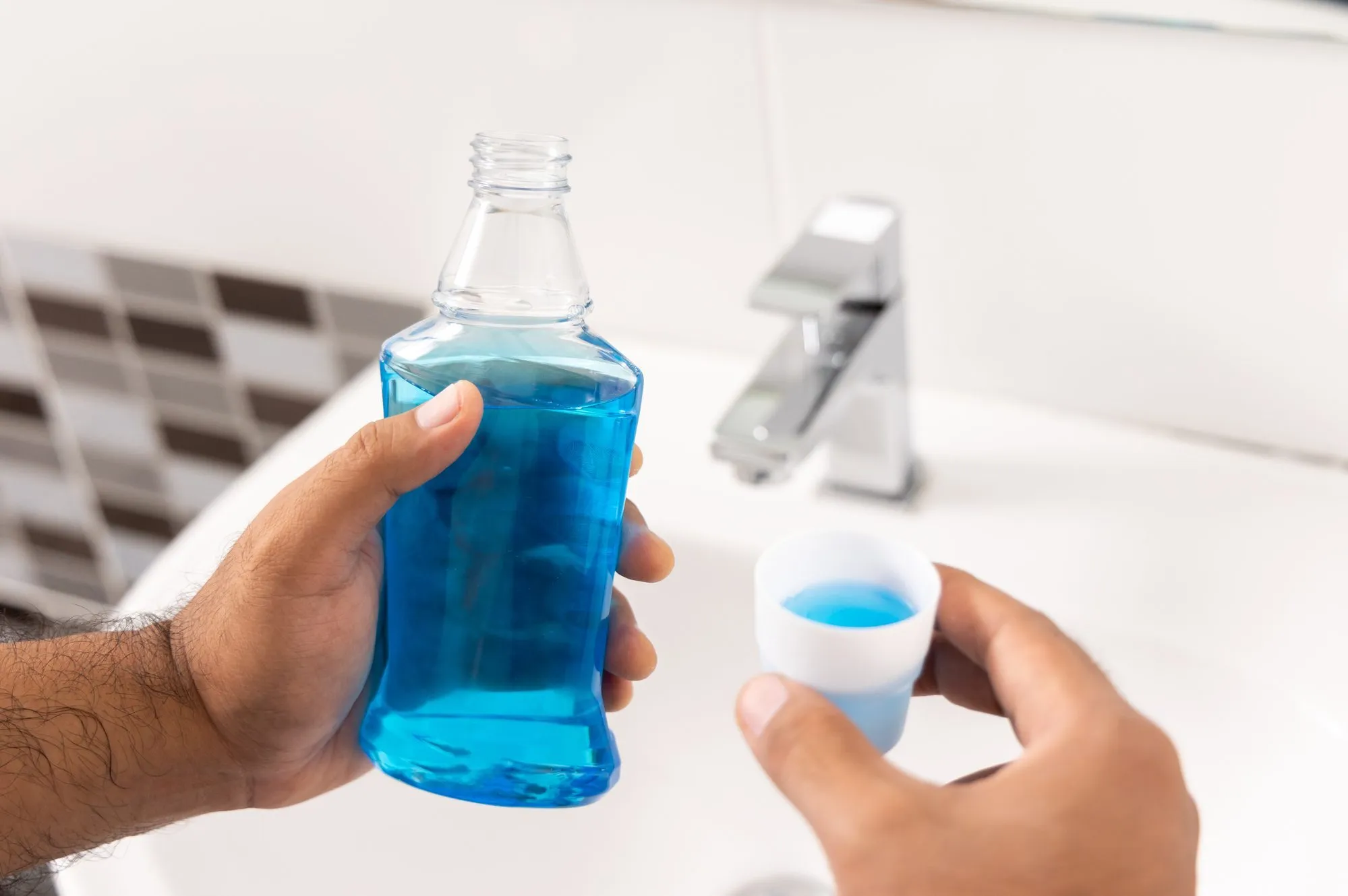 Cách chọn nước súc miệng diệt khuẩn phù hợp với răng miệng
