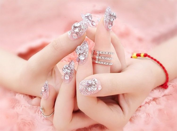 Những mẫu nail cô dâu cho ngày cưới thêm lộng lẫy và rực rỡ