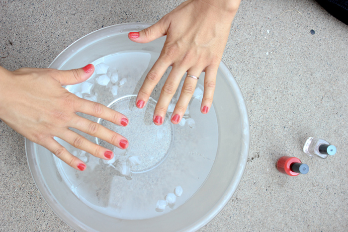Cách làm sơn móng tay nhanh khô bằng cách nhúng tay vào nước lạnh