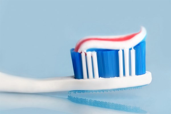 Kem đánh răng có thể tẩy sạch những vết bám.