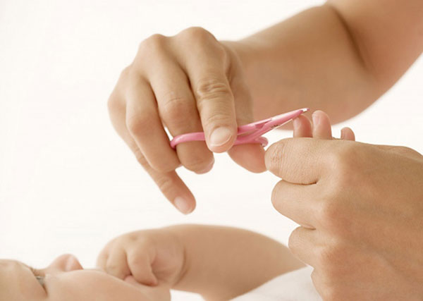 Khi cắt móng cho trẻ cần tránh xa vị trí mặt để tránh móng tay văng vào mắt. 