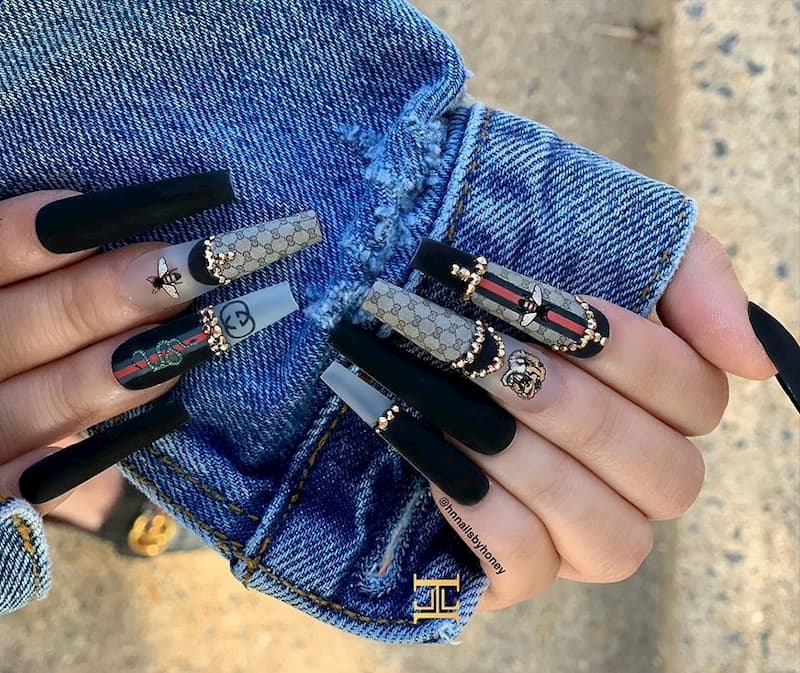Mẫu nail móng tay Gucci màu đen. 