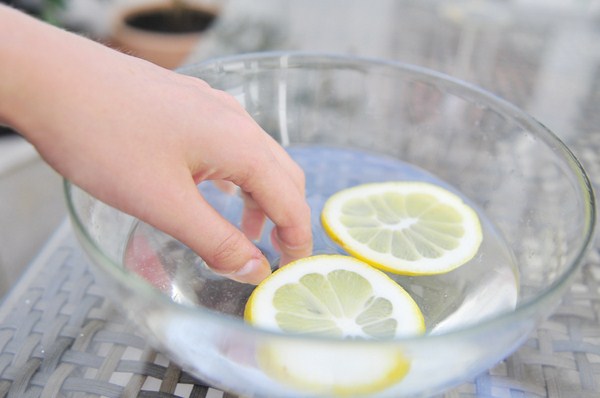 Tập thói quen ngâm móng tay với nước chanh để làm trắng móng. (