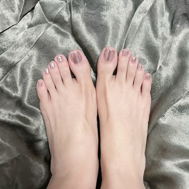 Màu sơn móng chân tráng gương cho da ngăm (Nguồn: internet)