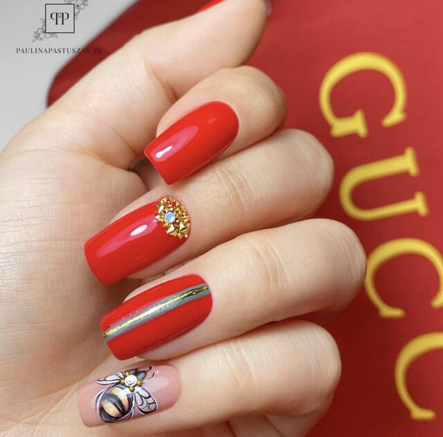 Màu đỏ nổi bật cho mẫu móng tay Gucci.