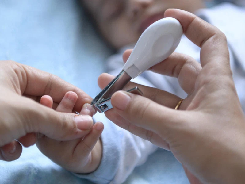 Bí quyết cắt móng tay cho trẻ sơ sinh an toàn và những điều cần biết
