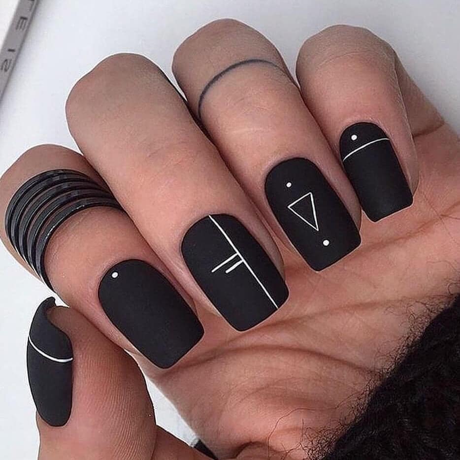 Mẫu nail màu đen với họa tiết vẽ đơn giản. 