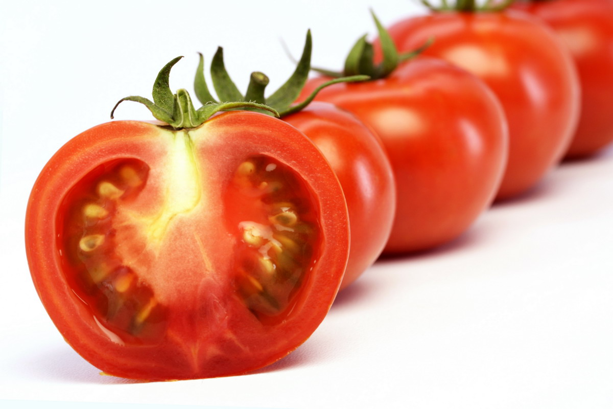 Quả cà chua chứa nhiều vitamin sẽ giúp móng tay nhanh dài