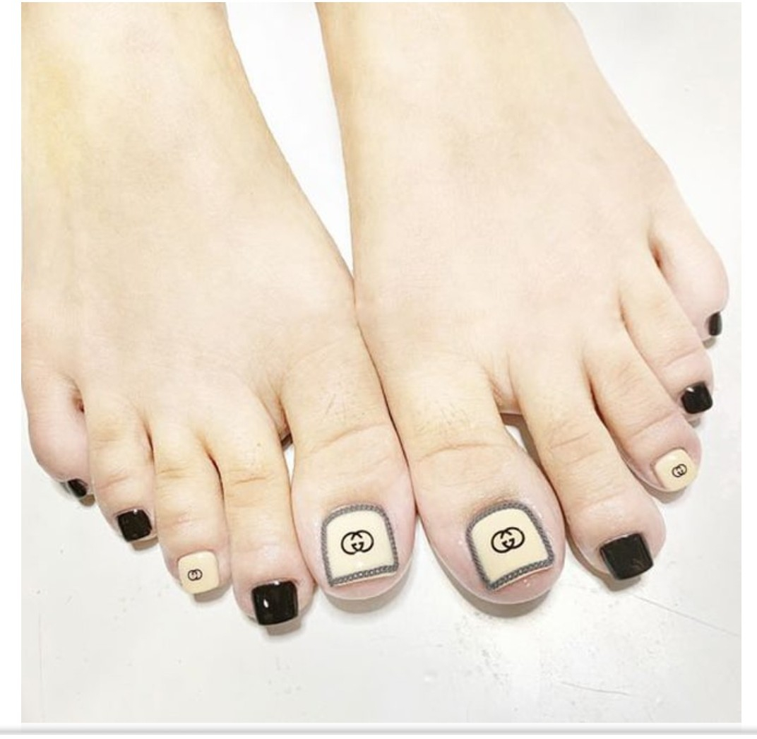 Top 10 mẫu nail chân đính đá sang trọng 2023