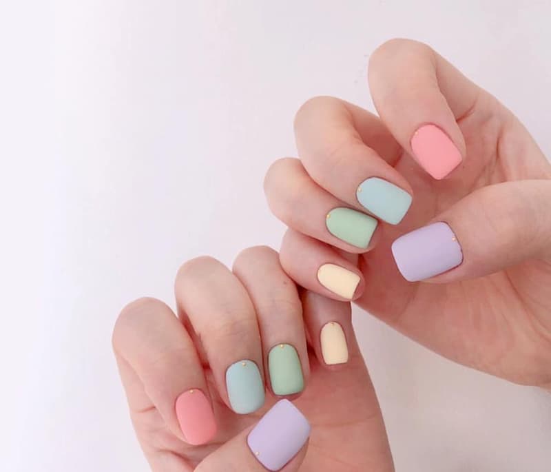 Nail nhiều màu thích hợp để bạn học cách tự làm nail tại nhà