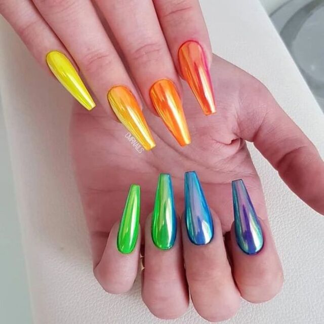 Mẫu nail tráng gương với mỗi ngón tay là một màu trong bảng màu cầu vồng 