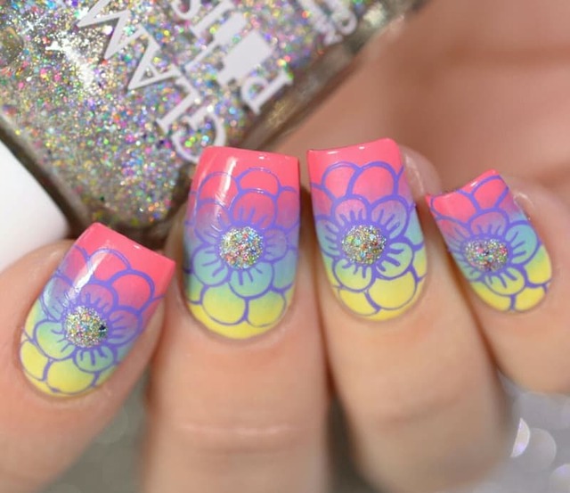 Mẫu nail có họa tiết hoa được vẽ trên nền màu sắc. 