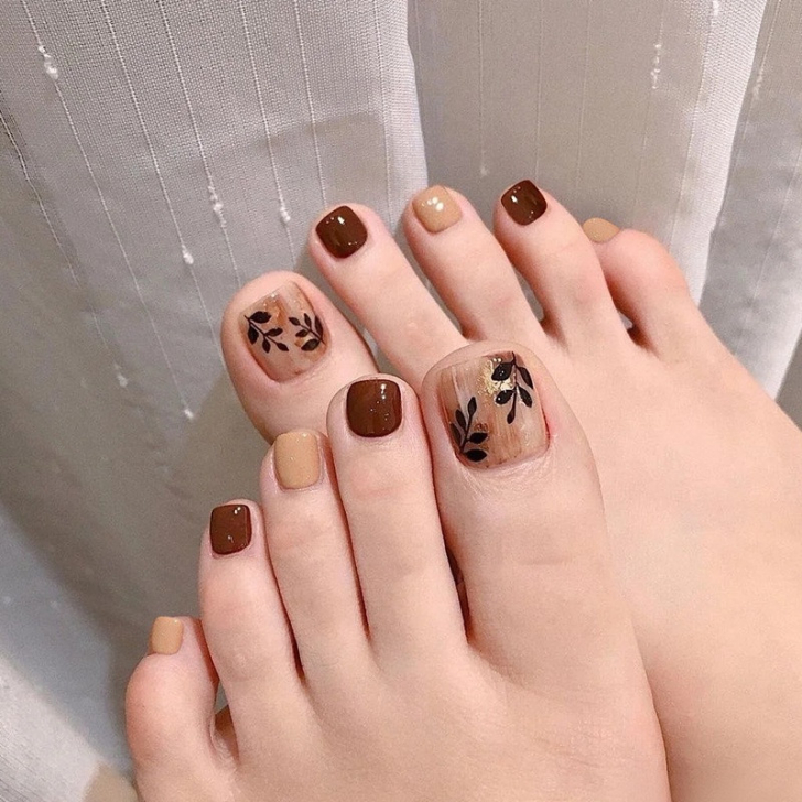Mẫu sơn móng chân màu cà phê sữa cho mùa hè