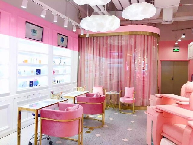 Thiết kế tiệm nail màu hồng kết hợp với nội thất hiện đại. 