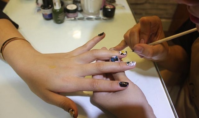 Thợ làm nail chuyên nghiệp không chỉ giỏi chuyên môn mà còn tận tình với khách hàng