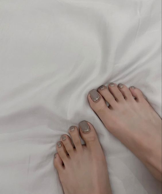 nail chân cho người trung tuổi màu nude nhẹ nhàng quý phái