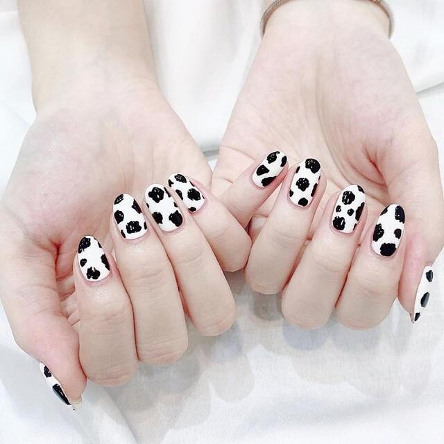 Mẫu móng tay đẹp khắc họa họa tiết bò sữa đơn giản.