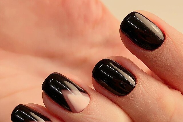 Mẫu móng tay màu đen trơn cùng với thiết kế họa tiết sành điệu.