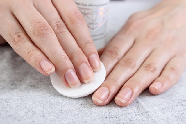 Đừng quên làm sạch móng tay và dụng cụ cắt móng thật sạch sẽ trước khi bắt đầu làm nails 