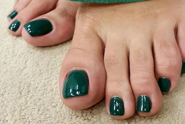 Nail móng chân tráng gương xanh rêu 