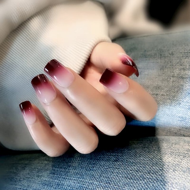Mẫu nail hồng thạch ombre bằng màu hồng tím quyến rũ. 