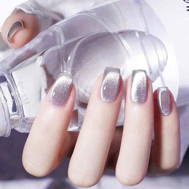 Phối những bộ trang phục sáng màu cho bộ nail trắng sữa nổi bật hơn 