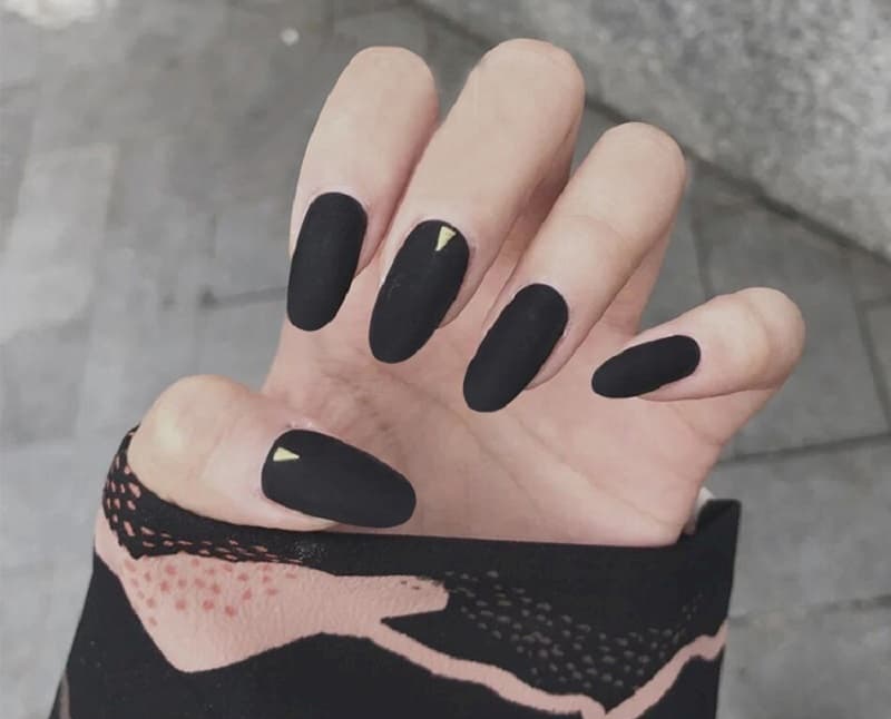Mẫu nail đen nhám giúp đôi tay của bạn trông tự nhiên thanh lịch