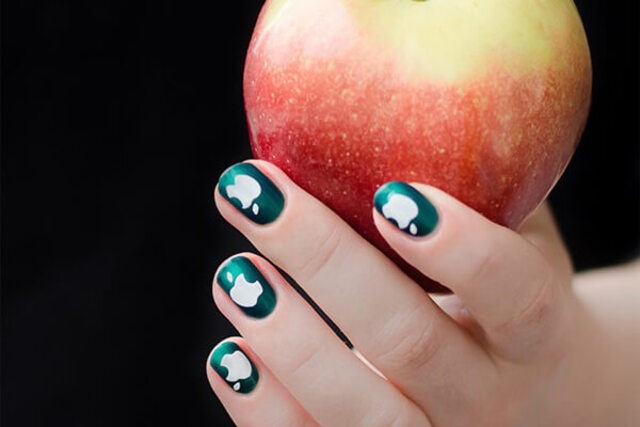 Mẫu nail táo lấy ý tưởng từ logo thương hiệu “trái táo khuyết”