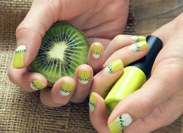Các cô nàng yêu thích màu xanh lá thì không nên bỏ qua mẫu nail kiwi 