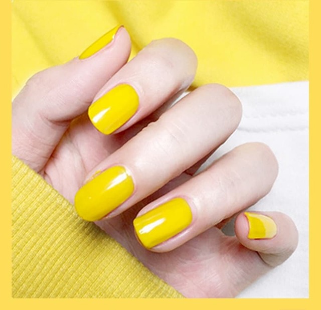 Mẫu nail trơn màu vàng đơn giản, tươi mát, phù hợp vào mùa hè. 