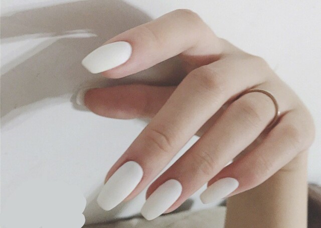 Mẫu nail trắng basic với dáng móng dài mang vẻ đẹp thanh khiết
