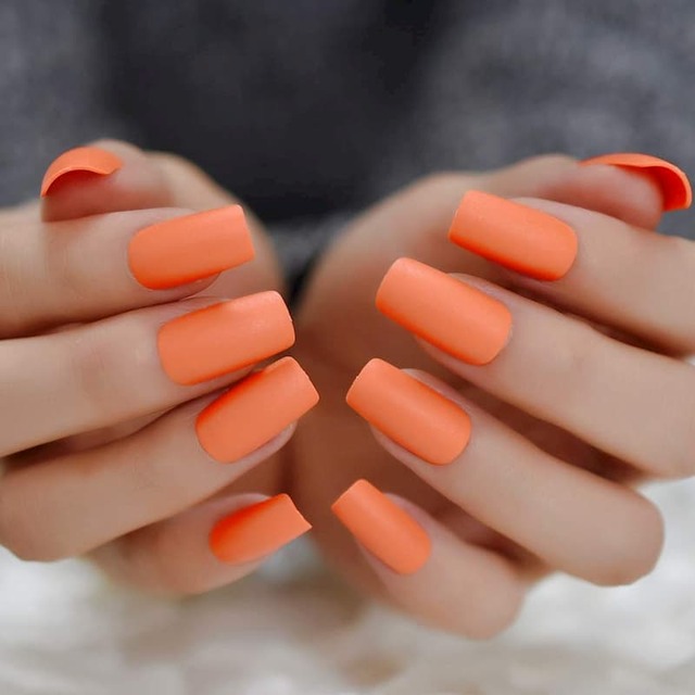 Mẫu nail màu cam tươi sơn nhám. 