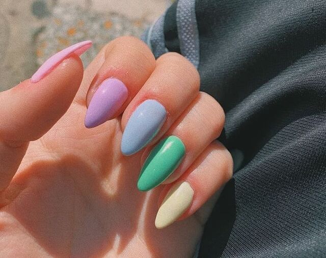 Mẫu nail pastel nhiều màu sắc sơn bóng. 