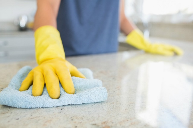 Đeo găng tay cao su để bảo vệ móng tay khi làm việc nhà. 