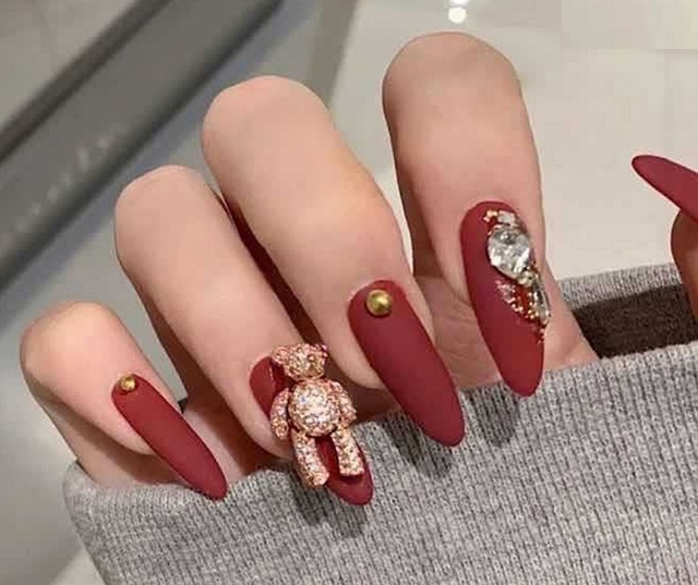 Mẫu nails móng tròn sắc đỏ với phụ kiện đá hình chú gấu dễ thương 