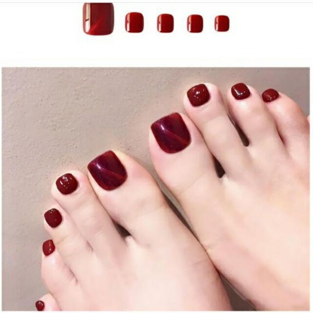 Sơn móng chân màu đỏ mận cherry được nhiều chị em phụ nữ ưa chuộng 