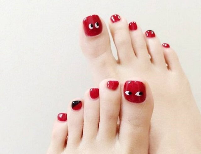 Sơn móng chân màu đỏ mận họa tiết dễ thương rất thích hợp cho các cô nàng theo đuổi hình tượng ngọt ngào, đáng yêu 
