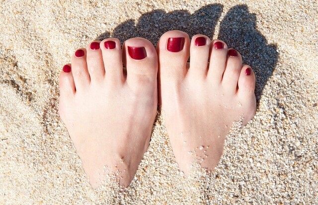 Mẫu sơn móng chân trơn màu đỏ đậm. 