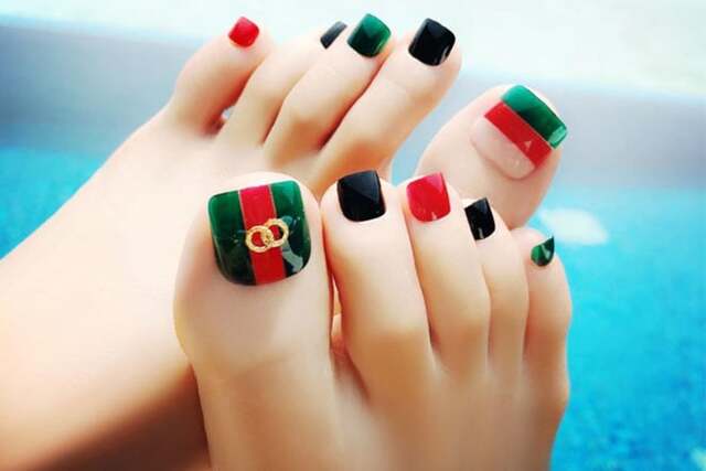 Sơn móng chân họa tiết Gucci với các màu đặc trưng của lá cờ Pháp và Ý. 