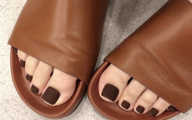 Màu sơn móng chân nâu tây với mặt sơn nhám trơn. 
