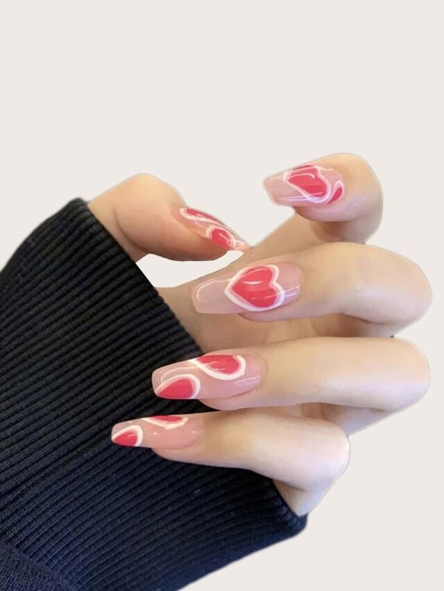 Mẫu móng tay trái tim tone hồng được trang trí thêm đường viền trái mang đến vẻ đẹp ngọt ngào nữ tính 