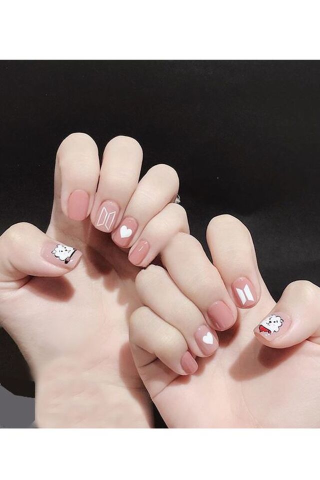 Mẫu nail logo BTS vẽ tay nhẹ nhàng. 