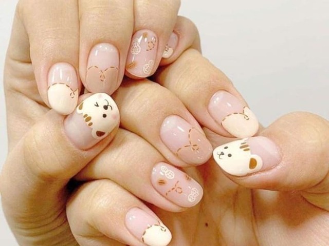 Mẫu nail gấu brown với tông hồng trắng mang lại vẻ đẹp nhẹ nhàng và nữ tính cho đôi tay 