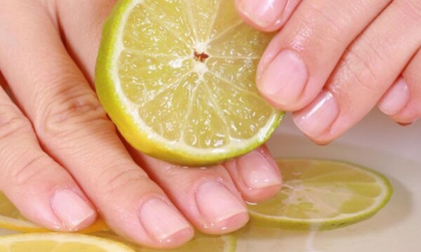 Cách làm sạch móng tay bằng chanh đơn giản (Nguồn: Internet)
