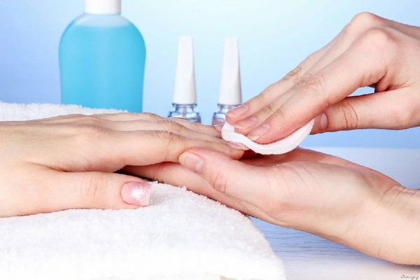 Cách làm sạch móng tay bằng keo xịt tóc và xịt khử mùi hiệu quả, khá thông dụng (Nguồn: Internet)
