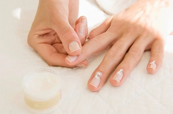 Chăm sóc móng sau khi làm nail giúp nail bền và móng thêm chắc khỏe (Nguồn: Internet)
