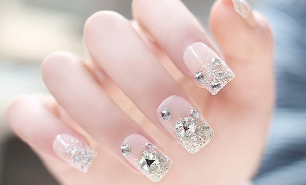 Mẫu nail đính đá nổi bật, sang trọng dành cho cô dâu trong ngày cưới (Nguồn: Internet)
