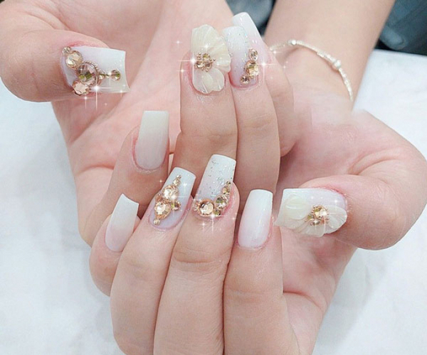 Mẫu nail đính đá giản đơn trên tone trắng rất hợp với cô dâu (Nguồn: Internet)
